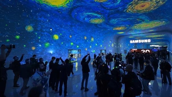 Grupo de pessoas em fundo colorido
O conteúdo gerado por IA pode estar incorreto.