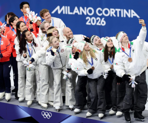 Selfie de la victoria: un momento icónico en el podio (y cultural) comienza su nuevo capítulo en Milano Cortina 2026